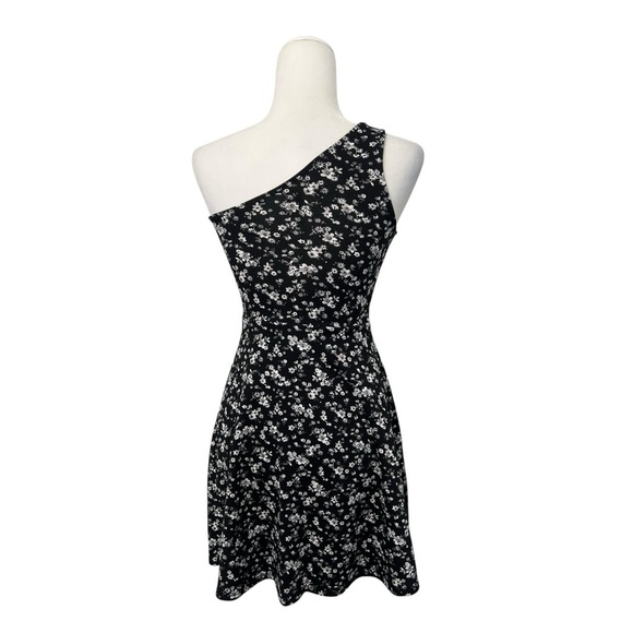 SO Black and White One-Shoulder Fit and Flare Cocktail Dress - Picture 5 of 10